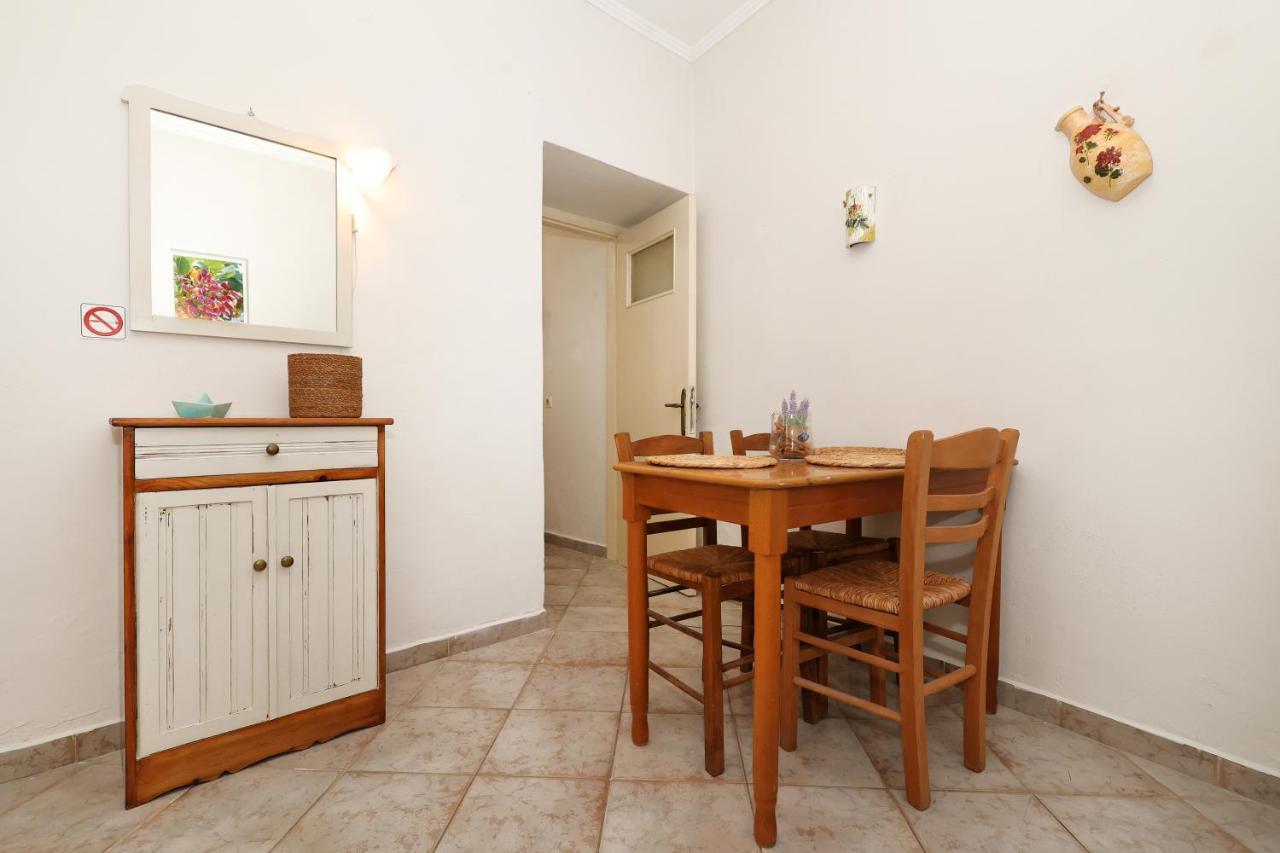 Apartment Feidiou 1, Vol I